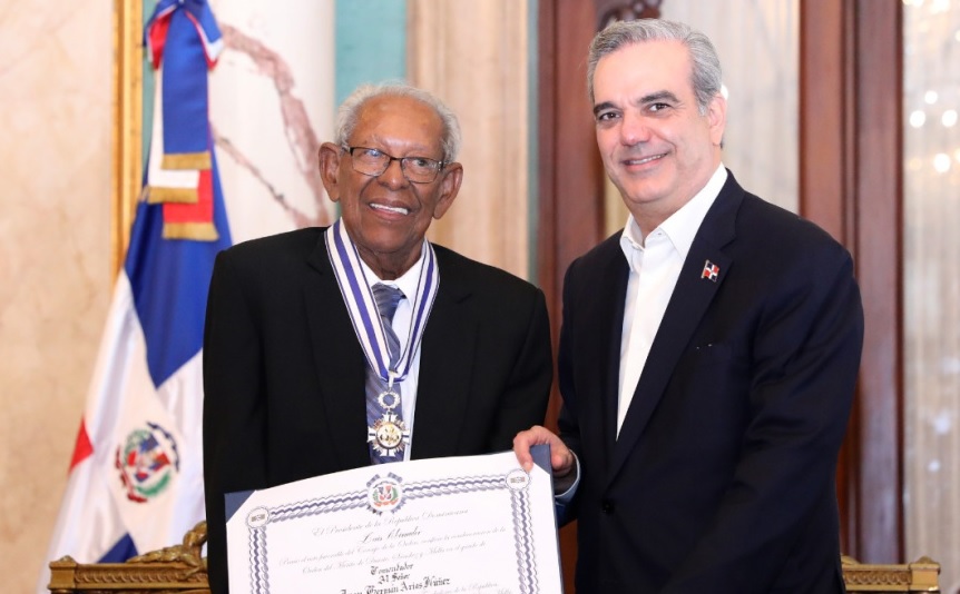 El presidente Luis Abinader condecoró este miércoles con la Orden del Mérito de Duarte, Sánchez y Mella en el grado de Comendador, a Juan Germán Arias