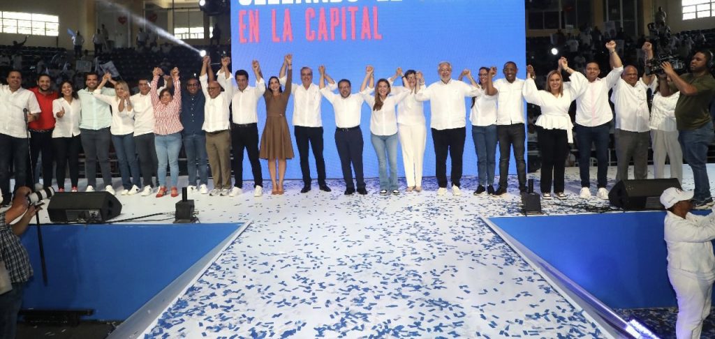 Luis Abinader junto a candidatos del PRM del Distrito Nacional